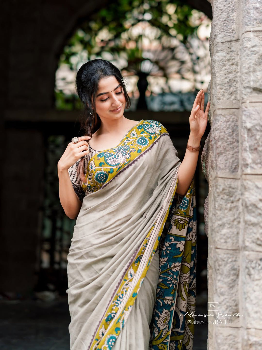 Grey linen saree with Kalamkari printed border

