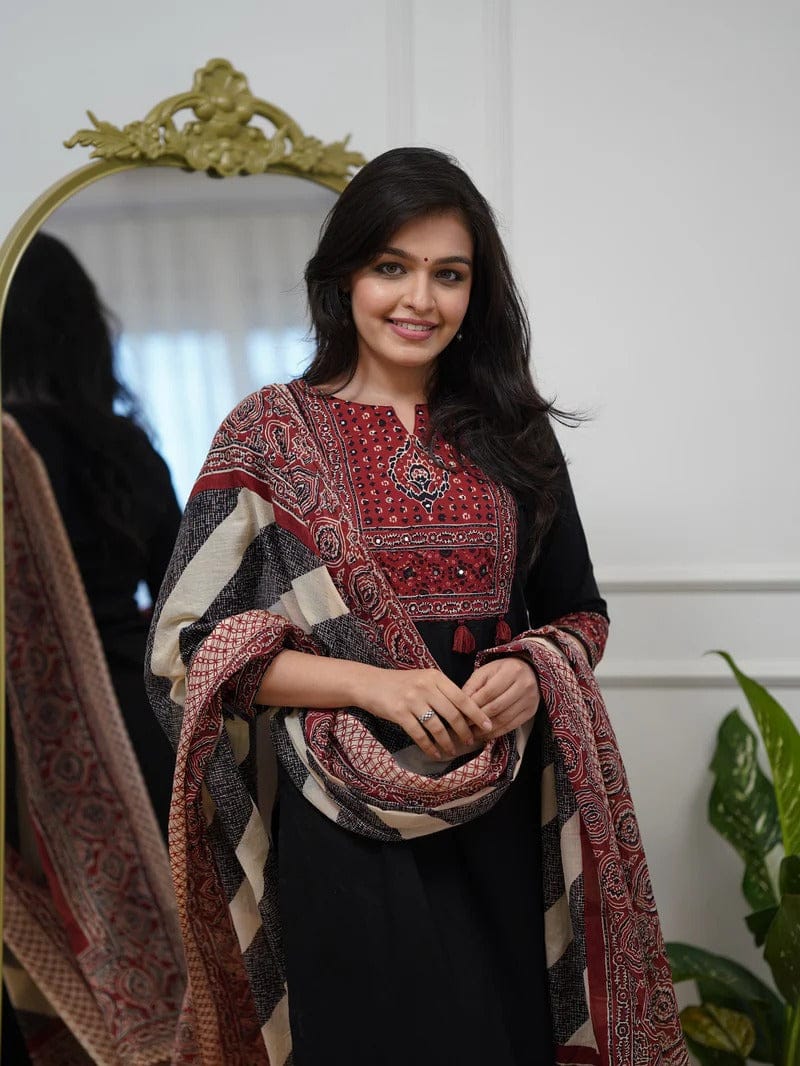 Close-up of Kalamkari print neckline kurta design