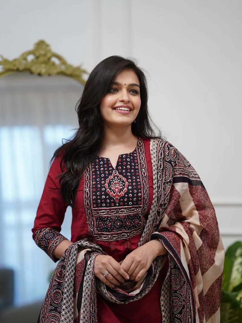 Close-up of Kalamkari print neckline kurta design