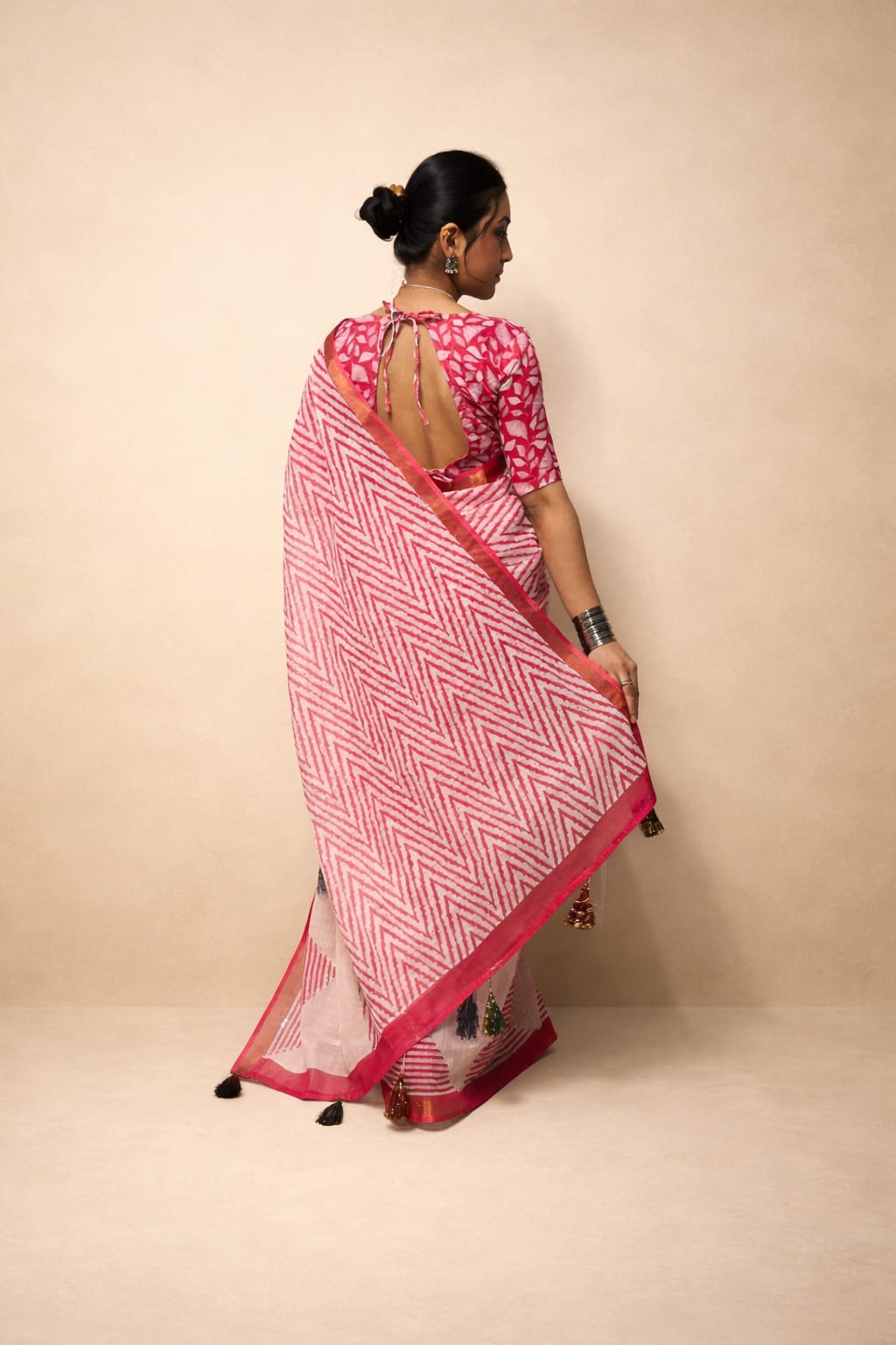 linen saree zigzag print  
